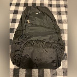 NIKE SLING BAG. NEW WITHOUT TAGS.